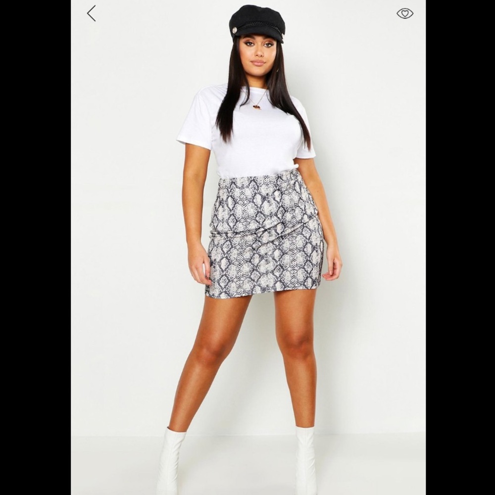 *NEW Boohoo Plus Size Snake Print Skirt Size-12